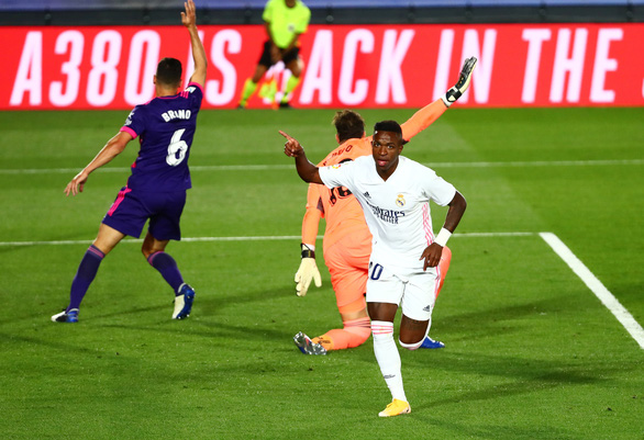 Real Madrid lên đầu bảng