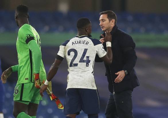 Hòa Chelsea, Tottenham trở lại ngôi đầu bảng