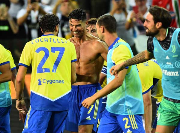 Ronaldo cởi áo ăn mừng nhưng bị tước bàn thắng