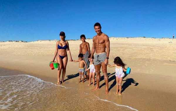 Bạn gái Ronaldo khoe những đường cong tuyệt mỹ trên du thuyền