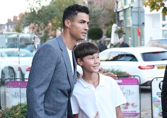 Ronaldo cực bảnh dẫn đầu tổ đội MU đi ăn hàng