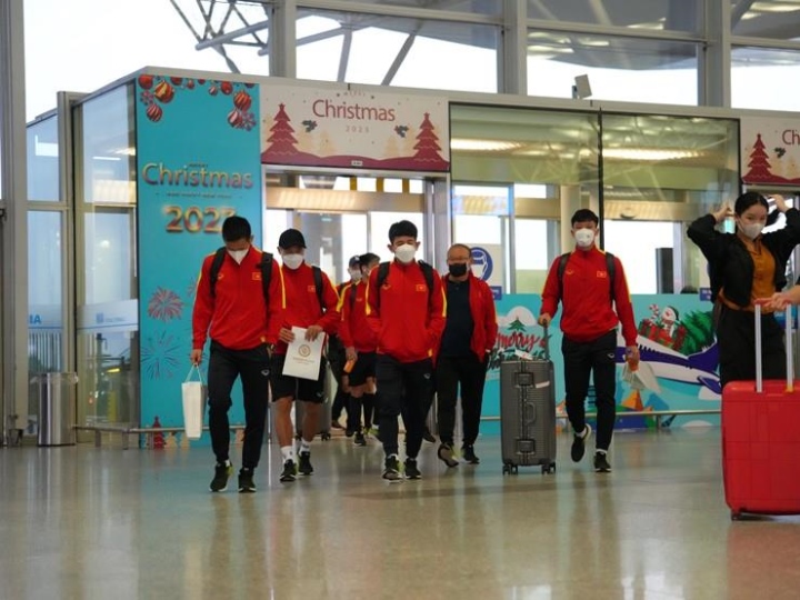 Vừa đại thắng Malaysia, ĐT Việt Nam lập tức bay sang Singapore từ sáng sớm