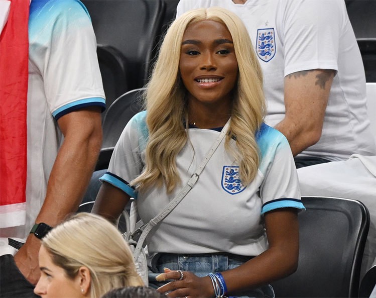 World Cup 2022: Hội bạn gái, vợ cầu thủ đội tuyển Anh trên khán đài cổ vũ Tam sư thi đấu