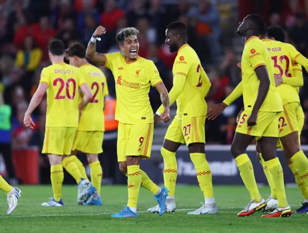 Liverpool thắng ngược, bám đuổi Man City đến vòng cuối