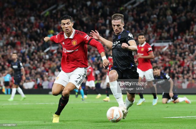 Ronaldo im hơi lặng tiếng, Man United thua đau ngay trên sân nhà