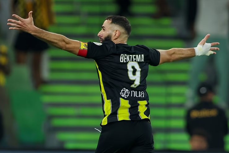 Benzema ghi hat-trick siêu đẳng giúp Al Ittihad thắng lớn, bám đuổi Ronaldo
