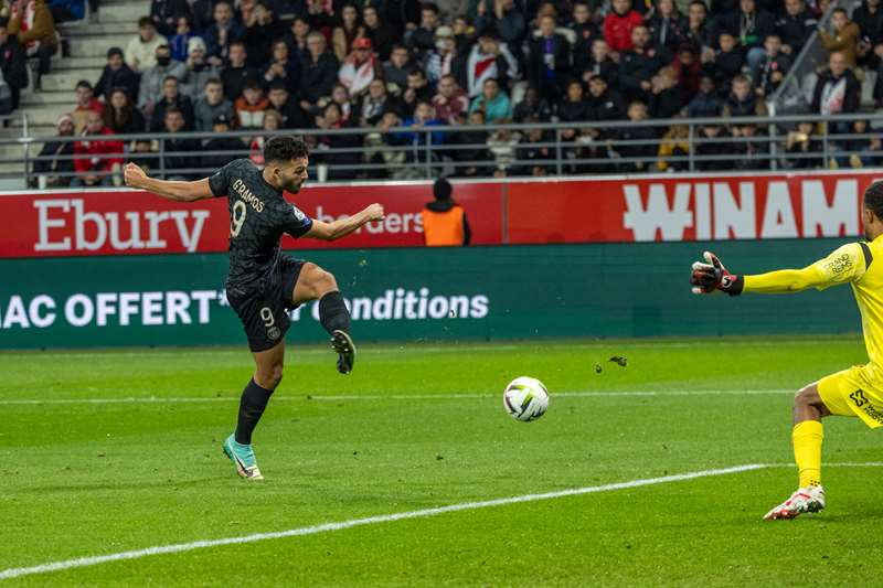 Mbappe lập hat-trick đưa PSG lên đỉnh Ligue 1