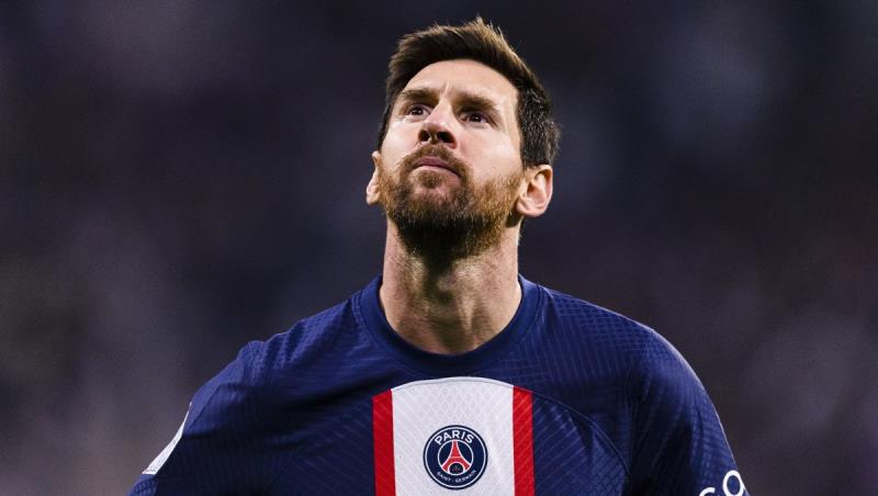 Messi “đứng giữa 3 dòng nước”