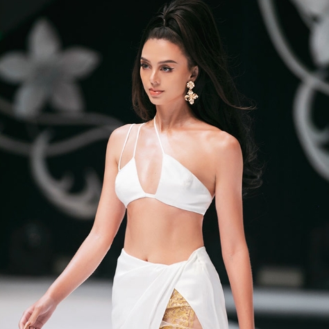 Vợ Bùi Tiến Dũng diện bikini khoét hông cao cực gợi cảm