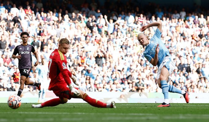 Chelsea thua sốc, Man City lấy lại ngôi đầu Ngoại hạng Anh