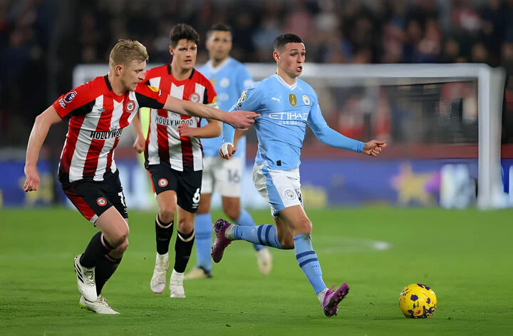 Foden lập hat-trick, Man City áp sát ngôi đầu bảng Ngoại Hạng Anh