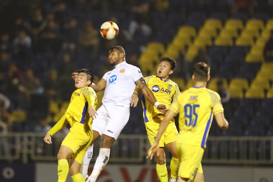 Lượt đi V-League: Bất ngờ đỉnh bảng