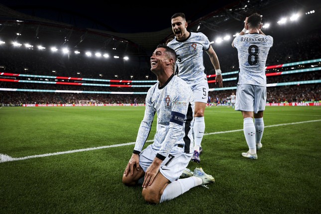 Ronaldo chạm mốc 900 bàn, tạo kỷ lục vô tiền khoáng hậu