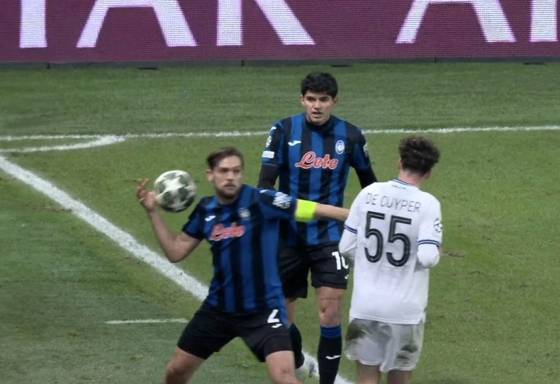Thẻ đỏ tai hại khiến Atalanta bị loại khỏi Champions League