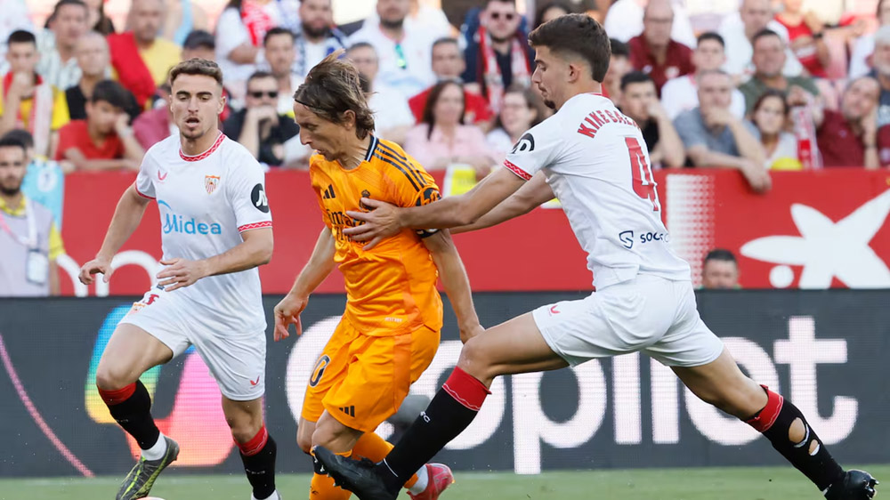 Barcelona sảy chân, Real Madrid thắng muộn