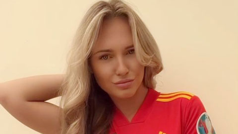 Hoa hậu Xứ Wales mặc áo đấu siêu nóng bỏng để tiếp lửa cho đội nhà